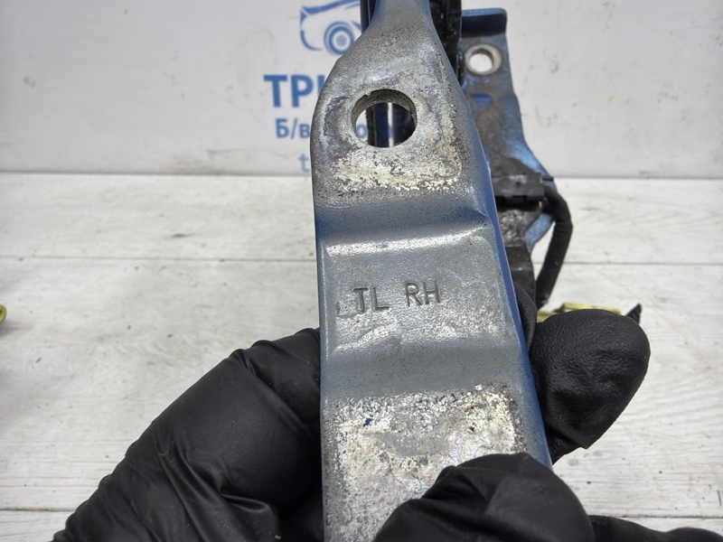 Петля капота правая Tucson 2015-2021 TL 1.7 diesel D4FD Петля капота правая Tucson 2015-2021 TL 1.7 diesel D4FD