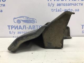 Брызговик передний левый Mitsubishi L200 KB 2.5 дизель 4D56U