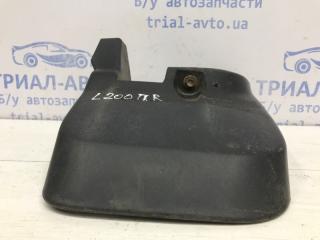 Брызговик передний правый Mitsubishi L200 KB 2.5 дизель 4D56U
