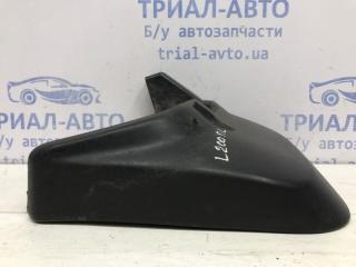 Брызговик передний левый Mitsubishi L200 KB 2.5 дизель 4D56U