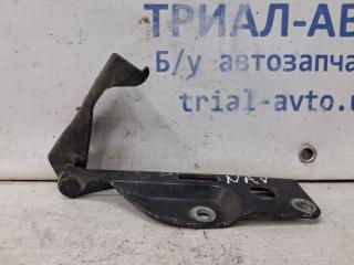 Фото запчасти петля капота правая Nissan Navara 2004-2015 Б/У запчасть Запчасть петля капота правая Nissan Navara 2004-2015