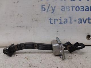 Фото запчасти ограничитель двери задний правый Mazda 3 2013-2019 Б/У запчасть Запчасть ограничитель двери задний правый Mazda 3 2013-2019