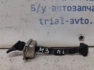 Фото запчасти ограничитель двери передний левый Mazda 3 2013-2019 Б/У запчасть Запчасть ограничитель двери передний левый Mazda 3 2013-2019