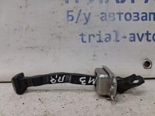 Фото запчасти ограничитель двери передний правый Mazda 3 2013-2019 Б/У запчасть Запчасть ограничитель двери передний правый Mazda 3 2013-2019