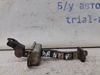 Фото запчасти ограничитель двери задний правый Nissan Navara 2004-2015 Б/У запчасть Запчасть ограничитель двери задний правый Nissan Navara 2004-2015