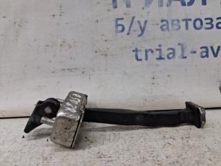 Фото запчасти ограничитель двери задний правый Infiniti Q50 2013- Б/У запчасть Запчасть ограничитель двери задний правый Infiniti Q50 2013-