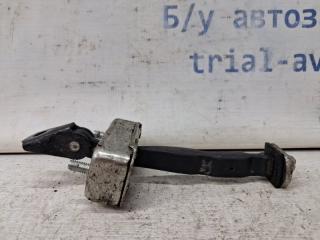 Фото запчасти ограничитель двери передний правый Infiniti Q50 2013- Б/У запчасть Запчасть ограничитель двери передний правый Infiniti Q50 2013-