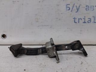 Фото запчасти ограничитель двери задний левый Mazda 3 2003-2009 Б/У запчасть Запчасть ограничитель двери задний левый Mazda 3 2003-2009