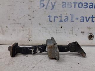 Фото запчасти ограничитель двери задний левый Nissan Pathfinder 2004-2014 Б/У запчасть Запчасть ограничитель двери задний левый Nissan Pathfinder 2004-2014