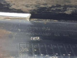 Брызговик задний правый Outlander 2003-2006 cu 2.4 бензин 4G69