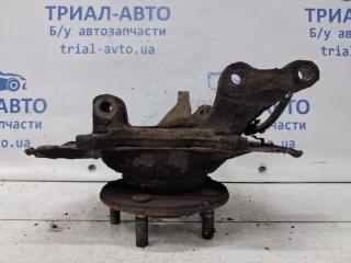 Кулак поворотный левый со ступицей Outlander 2003-2006 cu 2.4 бензин 4G69