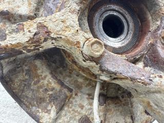 Кулак поворотный левый со ступицей Suzuki Grand Vitara JT 2.7 бензин H27A