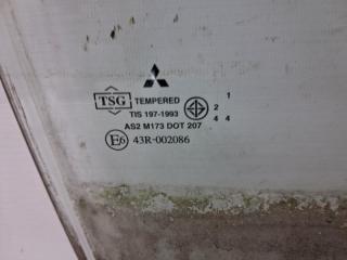 Стекло двери переднее правое Mitsubishi L200 KB 2.5 Diesel 4D56