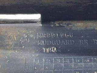 Брызговик задний правый Outlander 2003-2006 cu 2.4 бензин 4G69