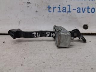 Фото запчасти ограничитель двери передний левый Mazda 6 2012- Б/У запчасть Запчасть ограничитель двери передний левый Mazda 6 2012-