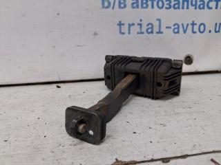 Ограничитель двери задний правый Toyota Avensis T25 2.2 diesel 2ADFTV