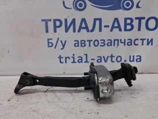 Фото запчасти ограничитель двери передний левый Hyundai Santa fe 2012-2019 Б/У запчасть Запчасть ограничитель двери передний левый Hyundai Santa fe 2012-2019