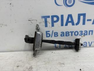 Ограничитель двери передний левый Kia Sorento BL 2.5 diesel D4CB